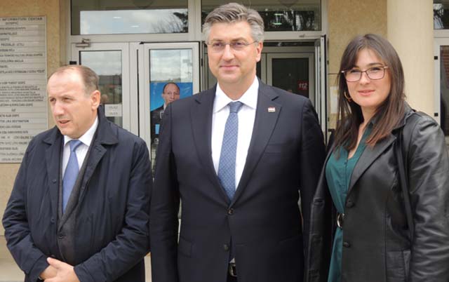 Predsjednik Plenković s čelnicima iz Perušića                                                                                                                                                                                                             